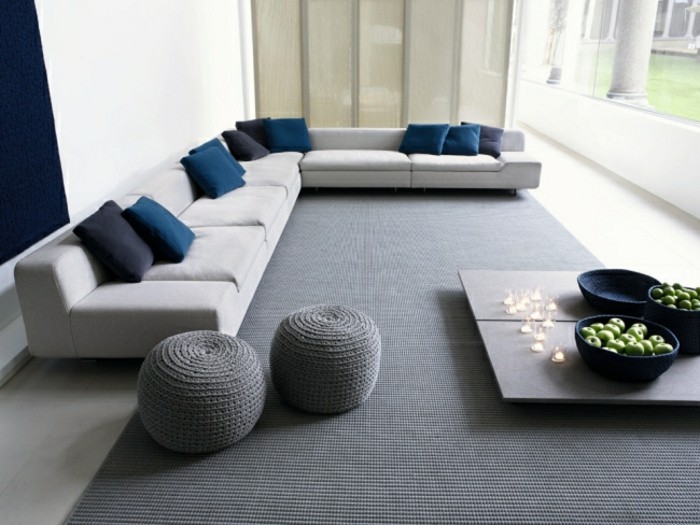 großes weißes designer sofa blaue deko