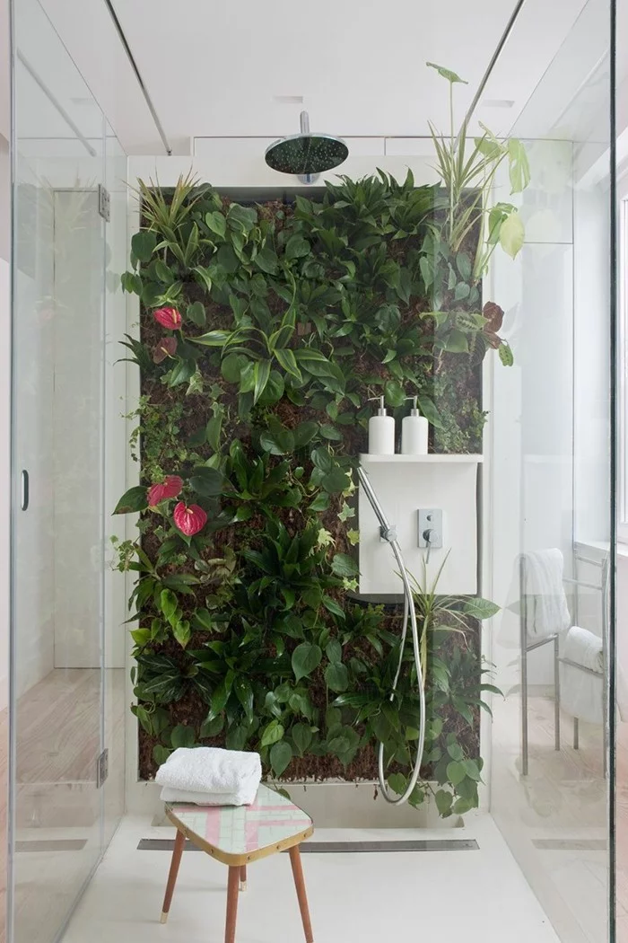 gruene zimmerpflanzen badezimmer gestalten vertikaler garten 