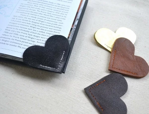 Lesezeichen basteln - Herzen aus Leder in verschiedenen Farben