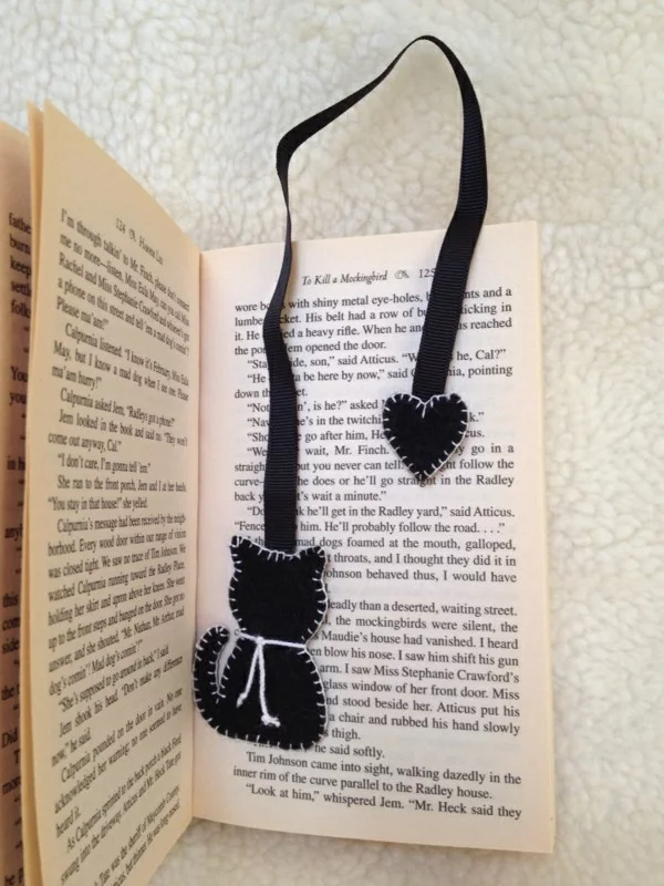 schwarzes Lesezeichen in Form von Katze mit hängendem Herzen