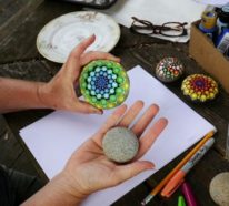 Steine bemalen und Mandala Bilder entstehen lassen – 42 mystische Beispiele