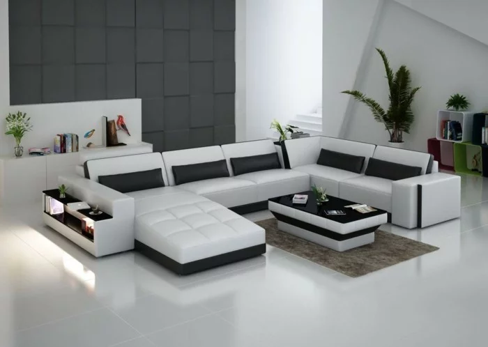 weißes designer sofa mit schwarzen deko kissen