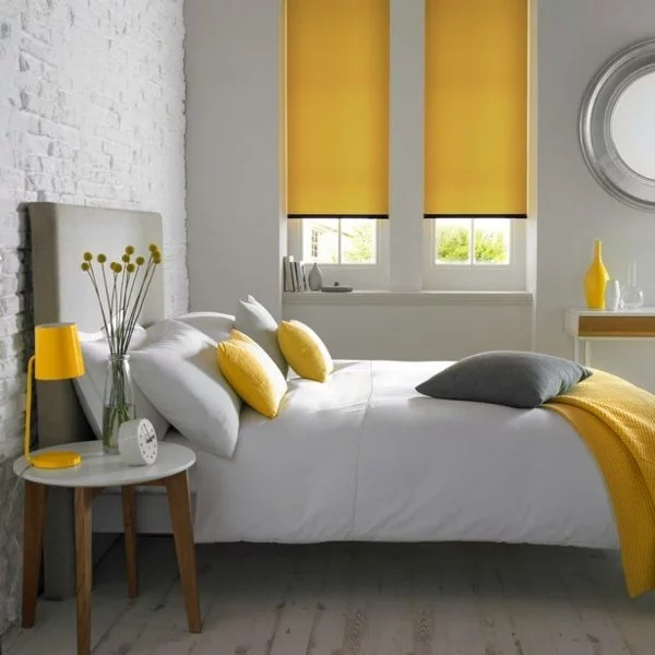 zitrone im schlafzimmer gelbe kissen tischlampe fensterrollos