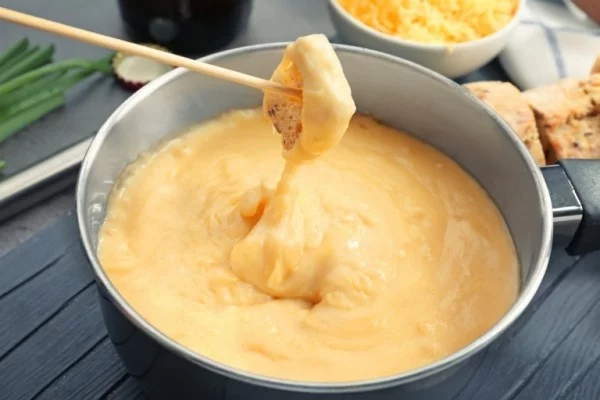 Beer Cheese Fondue dipping stick croutons festliches Menü