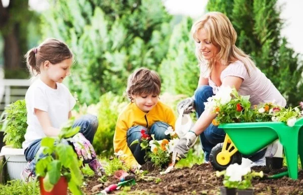 Gartenarbeit im März Blumen pflanzen mit den Kindern im Garten