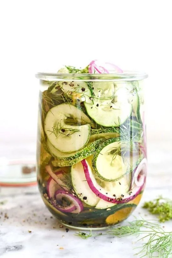 Gartenkräuter Dill Einmachglas konserviertes Gemüse Gurken