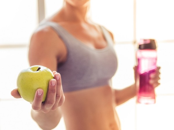 Gesunde Sporternährung genug Wasser trinken täglich einen Apfel essen