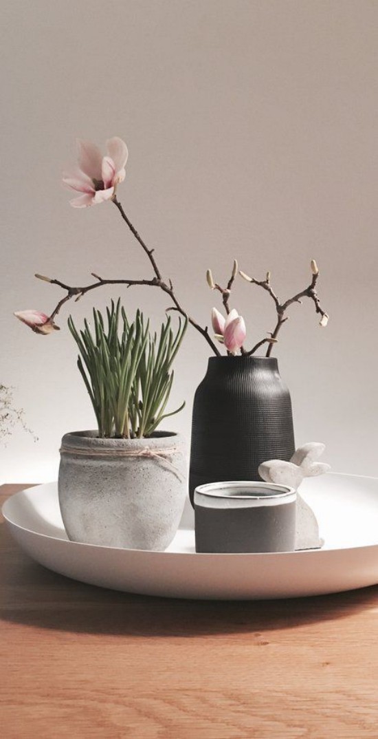 Minimalistische Tischdeko Grün im Topf rosa Blume in Vase