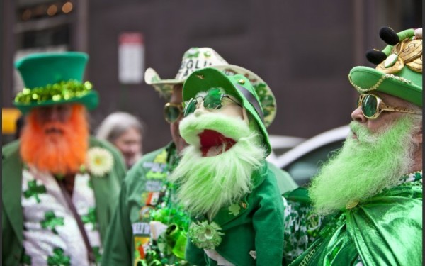 St. Patricks Day feiern grüne Kleidung Masken große Parade