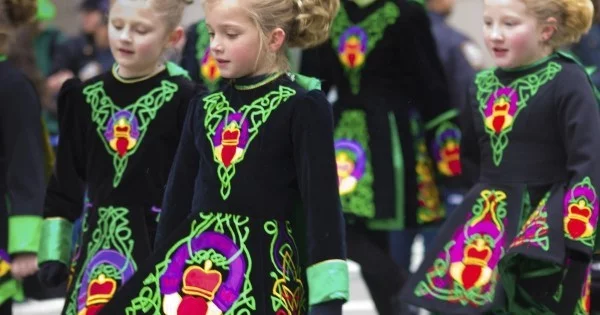 St. Patricks Day mit Stil feiern Mädchen festliche Kleidung Parade
