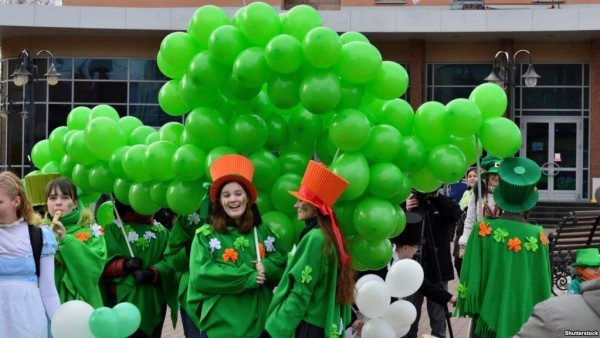 St. Patricks Day zelebrieren Parade grüne Gewänder anziehen