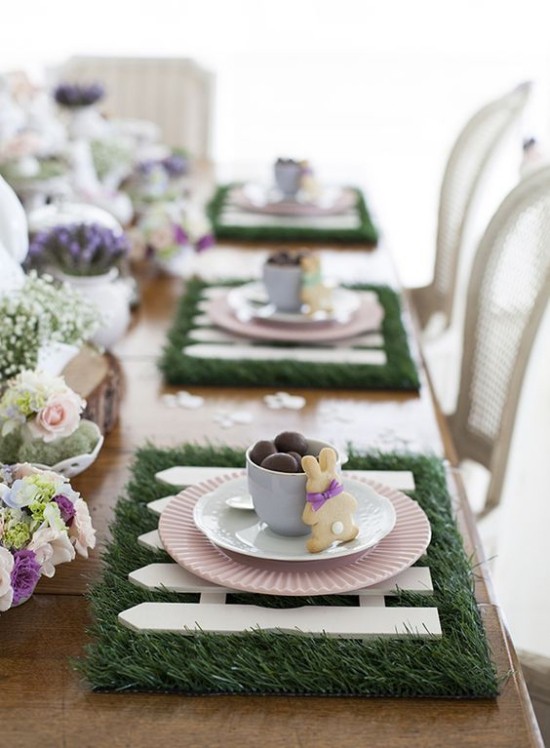 Tischdeko Ostern Stil und Geschmack zeigen schön dekoriert Blumen Grün Hasen Schokoeier