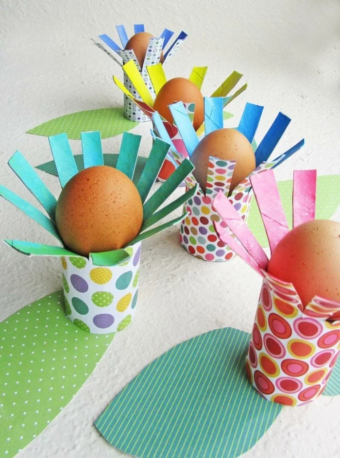 basteln mit Kindern zu Ostern und originelle Eierbecher aus farbigem Papier machen