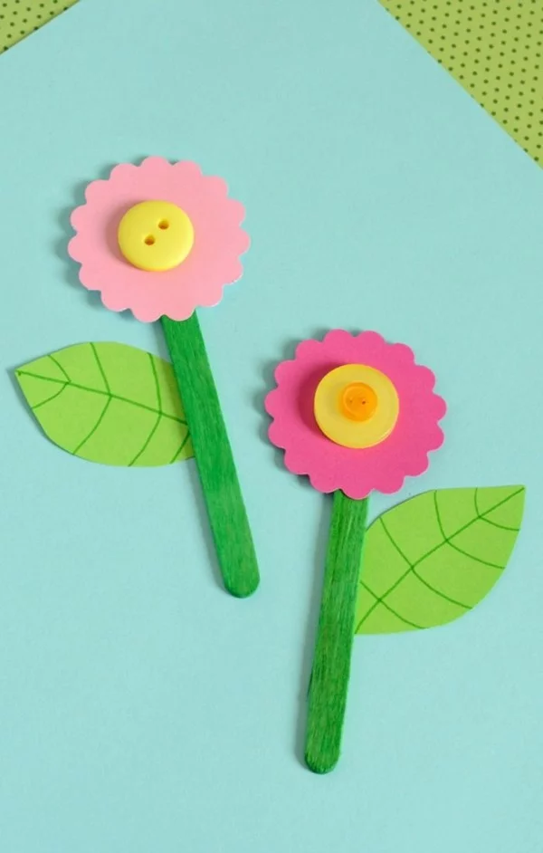 DIY Blumen aus Karton und Eisstielen angefertigt 