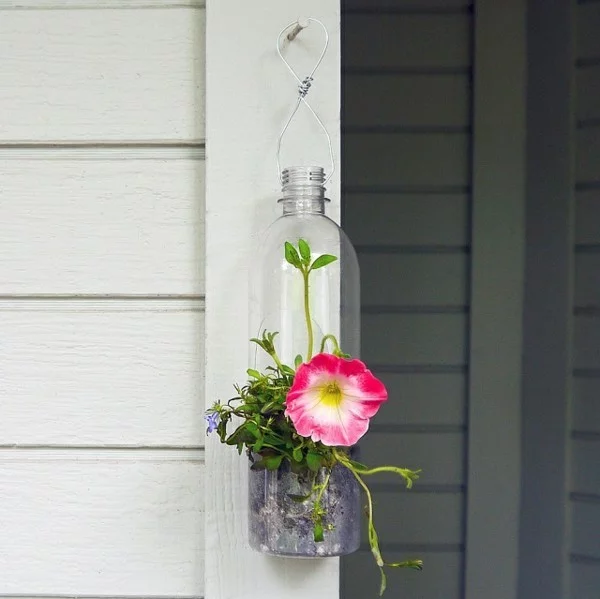 Blumenampel selber machen aus leerer PET Flasche 