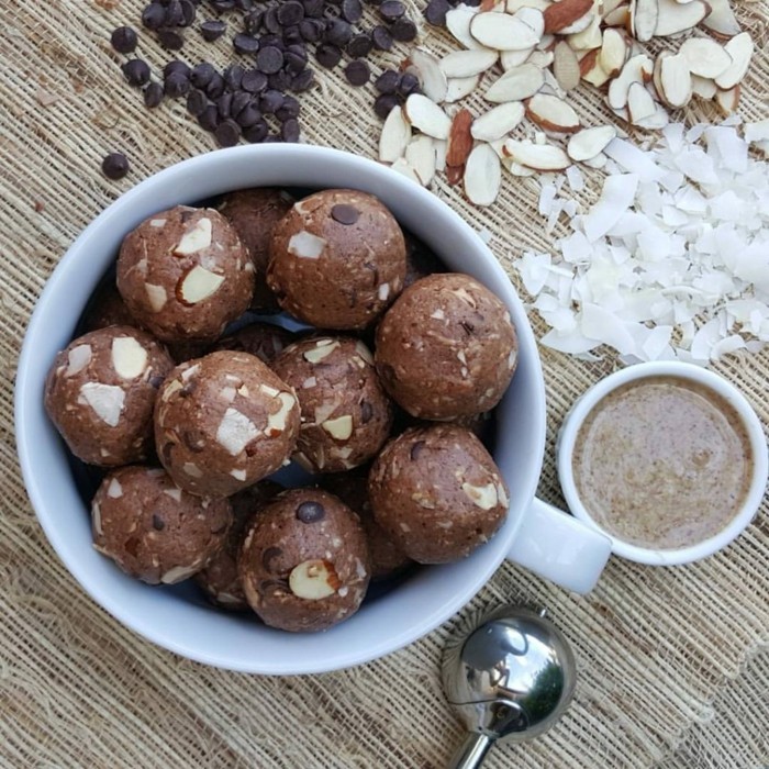 energy balls rezept mit mandeln kokos und schokolade