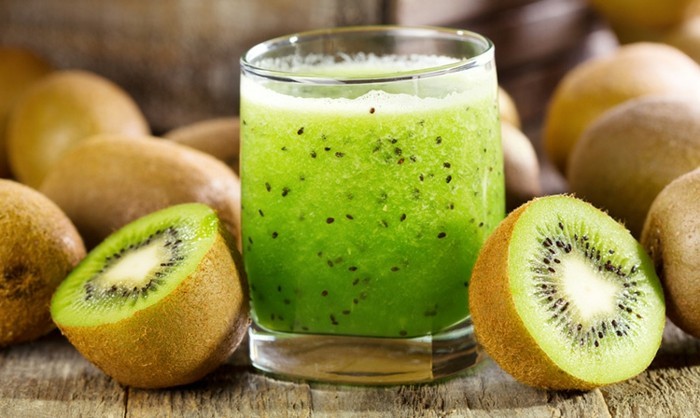 frischgepresster saft kiwi gesund natürliche wachmacher