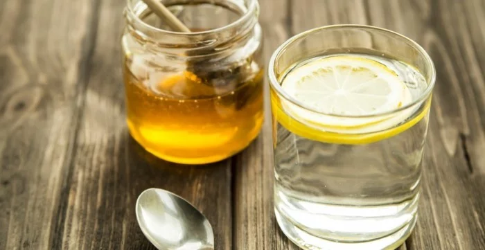 Zitronenwasser mit Honig trinken 