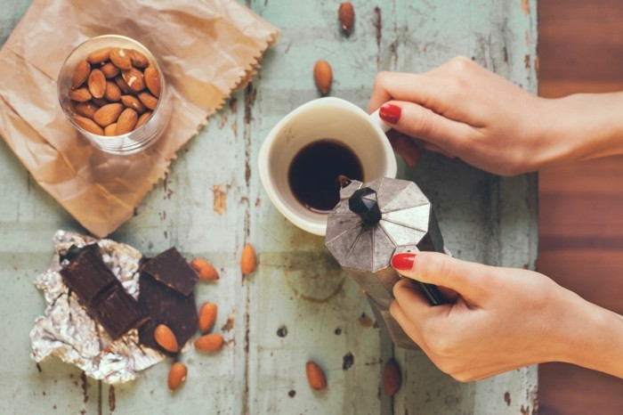 kaffee trinken dunkle schockolade mandeln natürliche wachmacher
