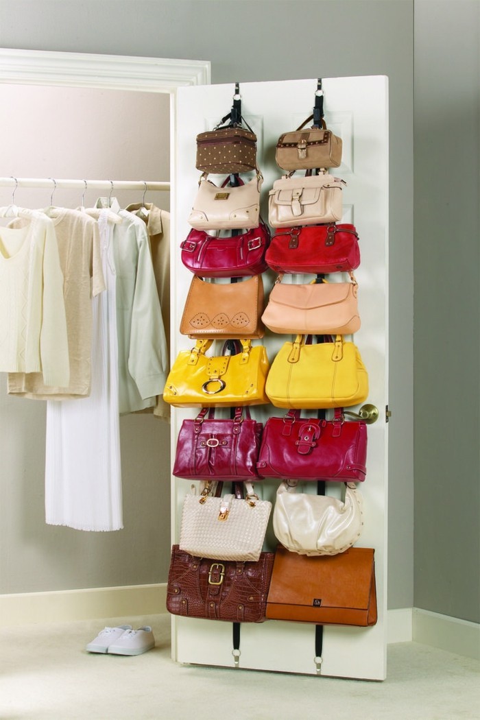 kleiderschrank organisieren taschen farben konmari methode