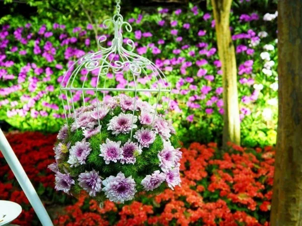 DIY Blumenampel aus Käfig mit Chrysanthemen 