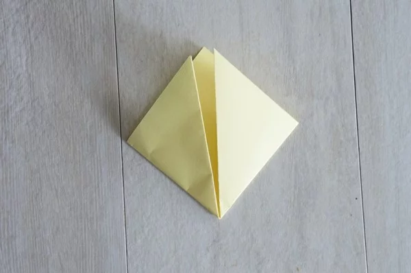 gefaltetes Blatt Papier in Gelb 