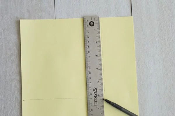 gelbes A 4 Blatt Papier, Lineal und Bleistift 