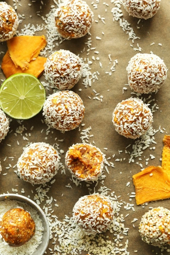mango limette enerty balls rezept mit kokosflocken
