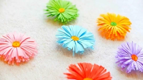 feine Blumen aus Papier in unterschiedlichen Farben 