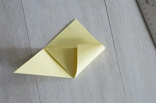 osterbasteln mit Papier - Küken Origami Lesezeichen