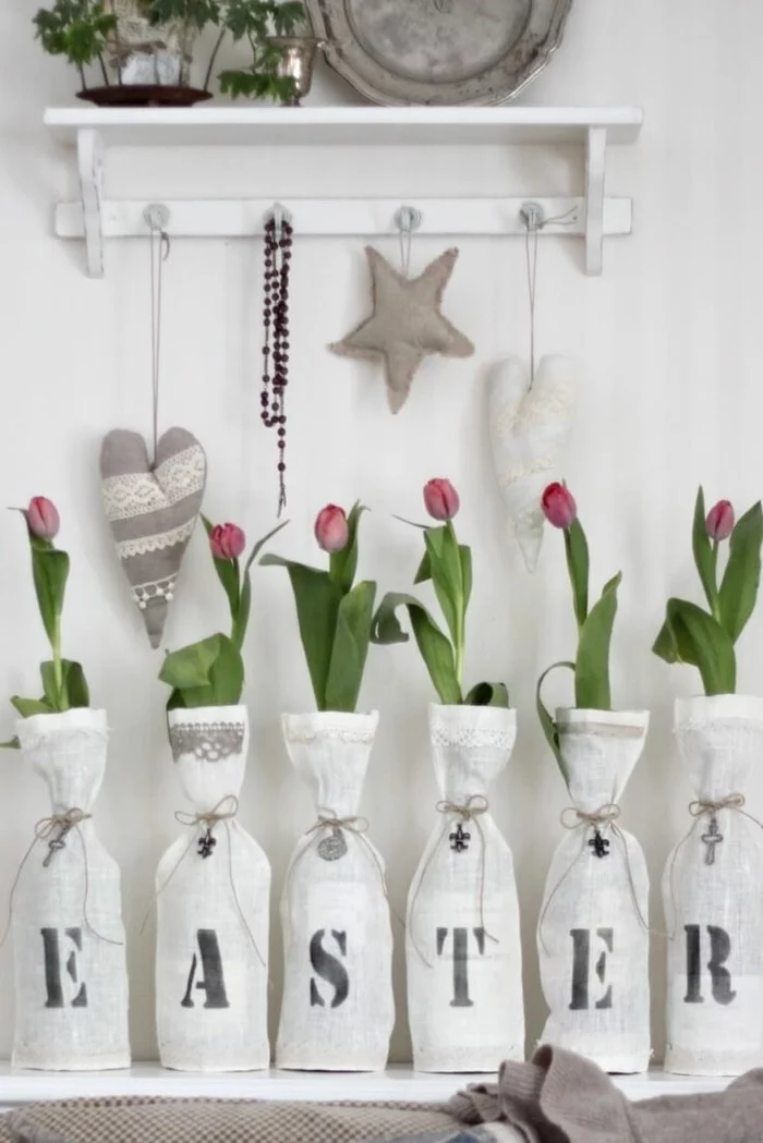 rote Tulpen in Flaschen dekoriert mit Tüten
