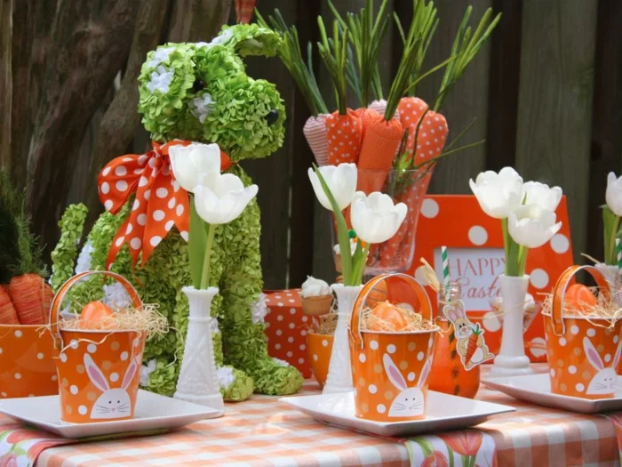 Tischdeko in Orange und Weiß mit den typischen Ostersymbolen wie Hasen und Möhren