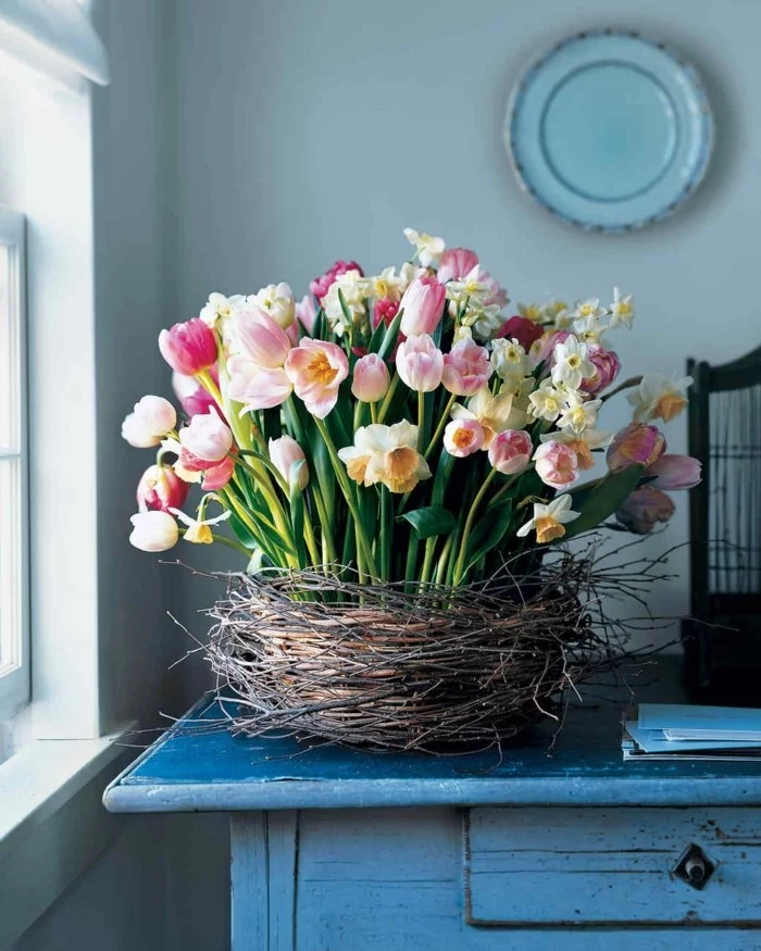 Osterdekoration basteln und kreatives Osternest mit zahlreichen Tulpen selber machen