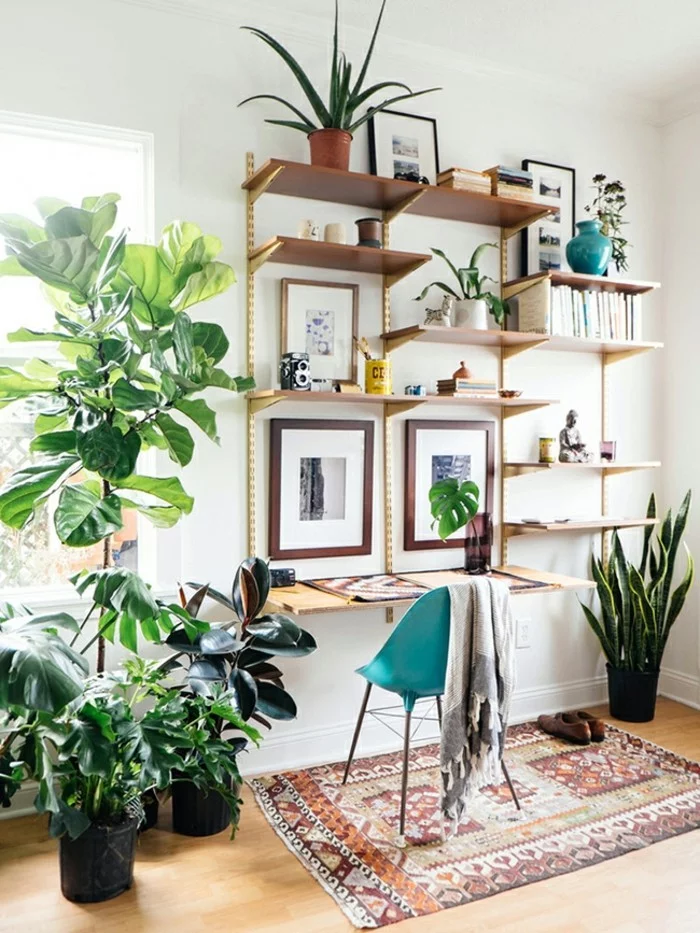 Grünpflanzen im Home Office mit einem offenen Wandregal