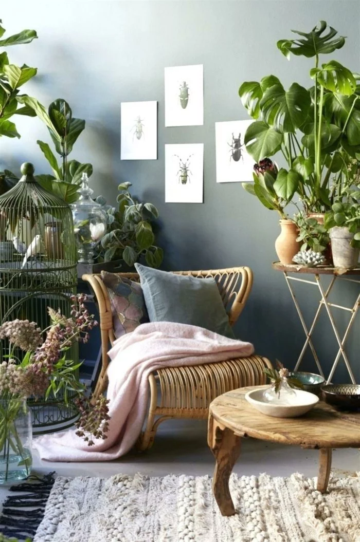Leseecke mit grünen Wänden und mehreren Grünpflanzen