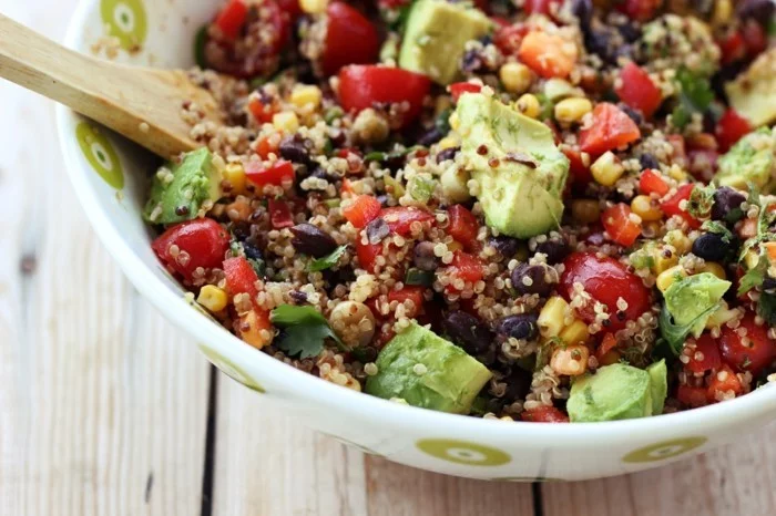 quinoa salat mit avocado veganes frühstück brunch