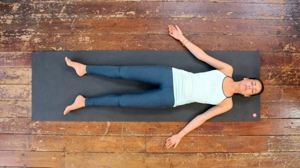 savasana yoga tipps zum einschlafen