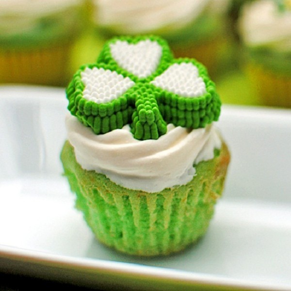 shamrock milkshake cupcakes grün und weiß gefärbt
