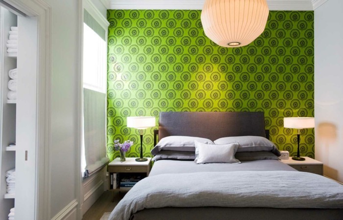 tapeten schlafzimmer ideen akzentwand grünes muster
