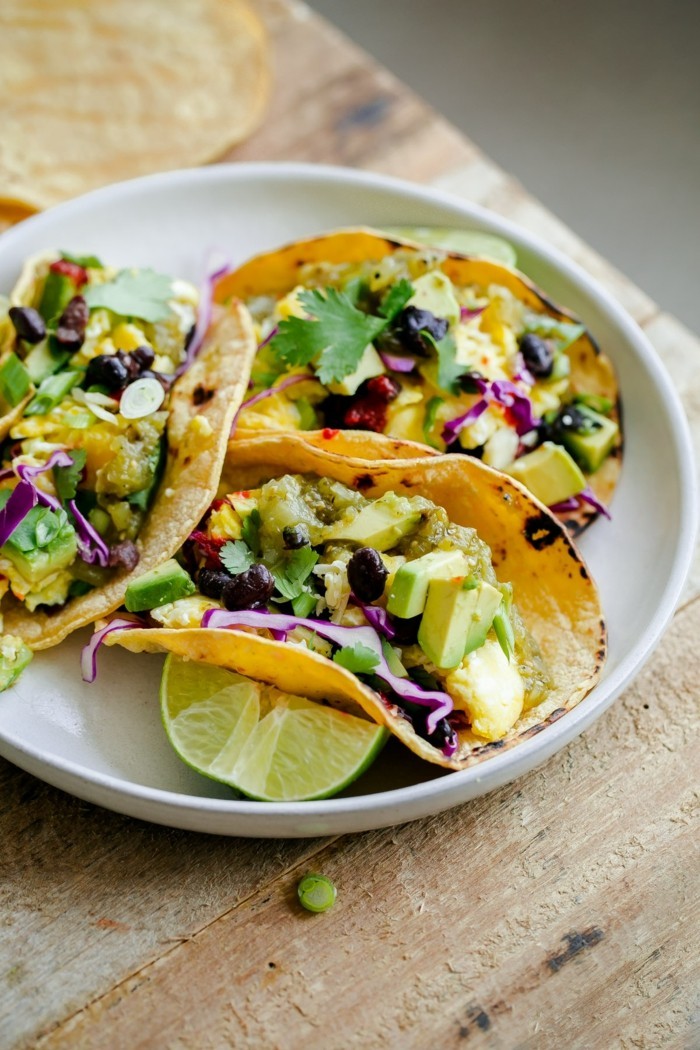 veganes frühstück tacos wraps mit avocado salat und mais