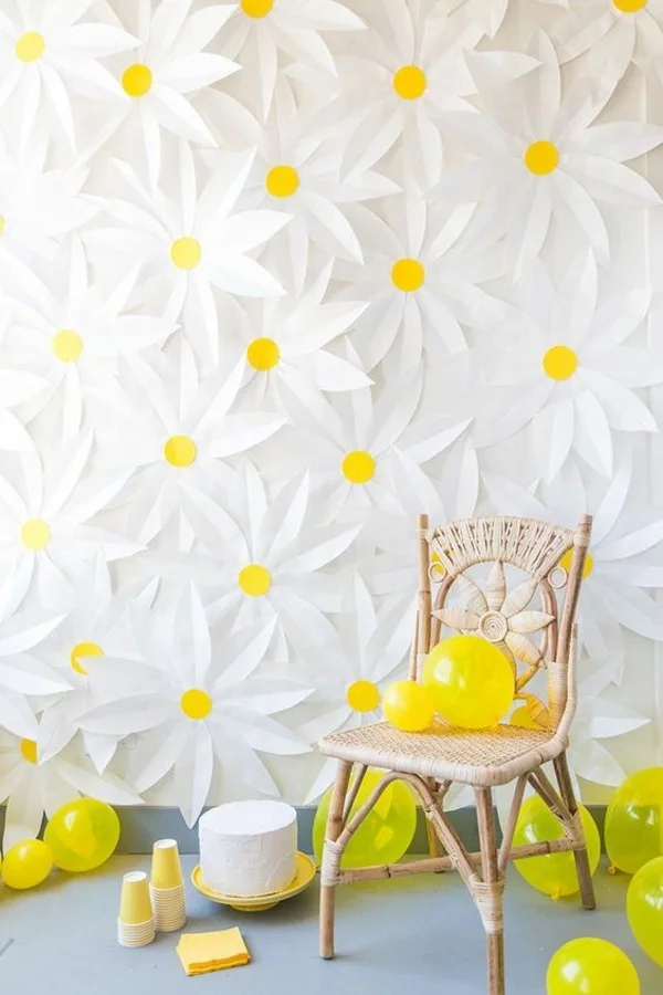 Wanddeko mit Papierblumen gestalten 