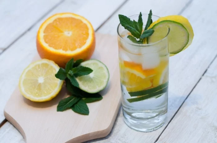 Detox-Wasser mit Orange, Zitrone und Limetten