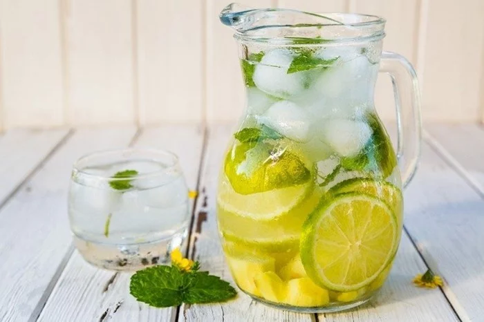 Sommer Getränk - Wasser mit Limetten, Ingwer und Minze