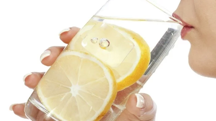 Zitronenwasser im Glas trinken
