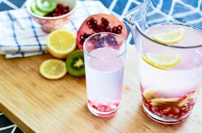 Zitronenwasser als Detox-Kur mit Kiwi und Granatapfel
