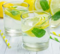 Warum Sie Zitronenwasser so oft trinken sollten, wie es nur geht