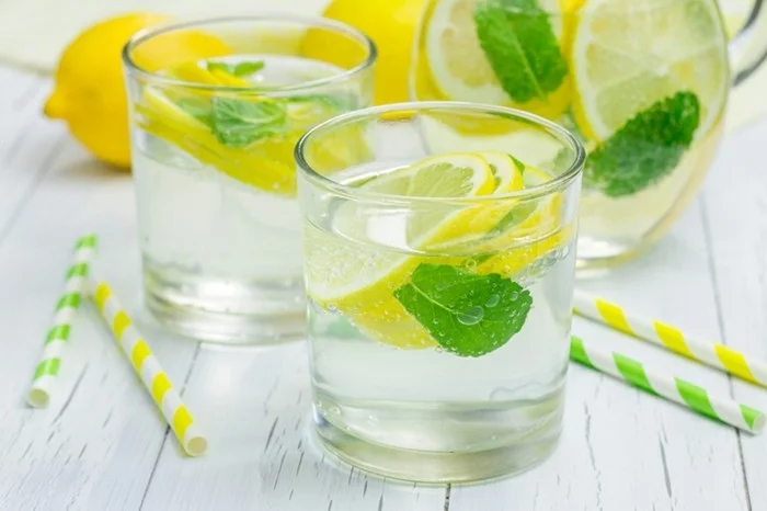 Zitronenwasser als Detox in Gläsern 