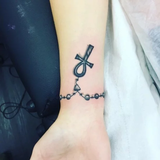 3d Armkette mit Kreuz als Tattoo Handgelenk Design