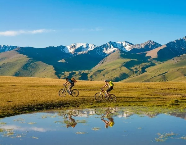 Abenteuer mit Rucksack Fahrrad reisen die Welt erkundigen