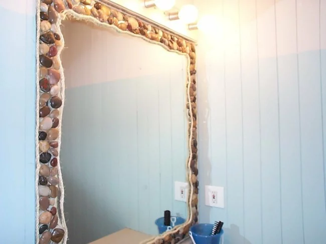 Badezimmerspiegel mit flussteinen drum herum